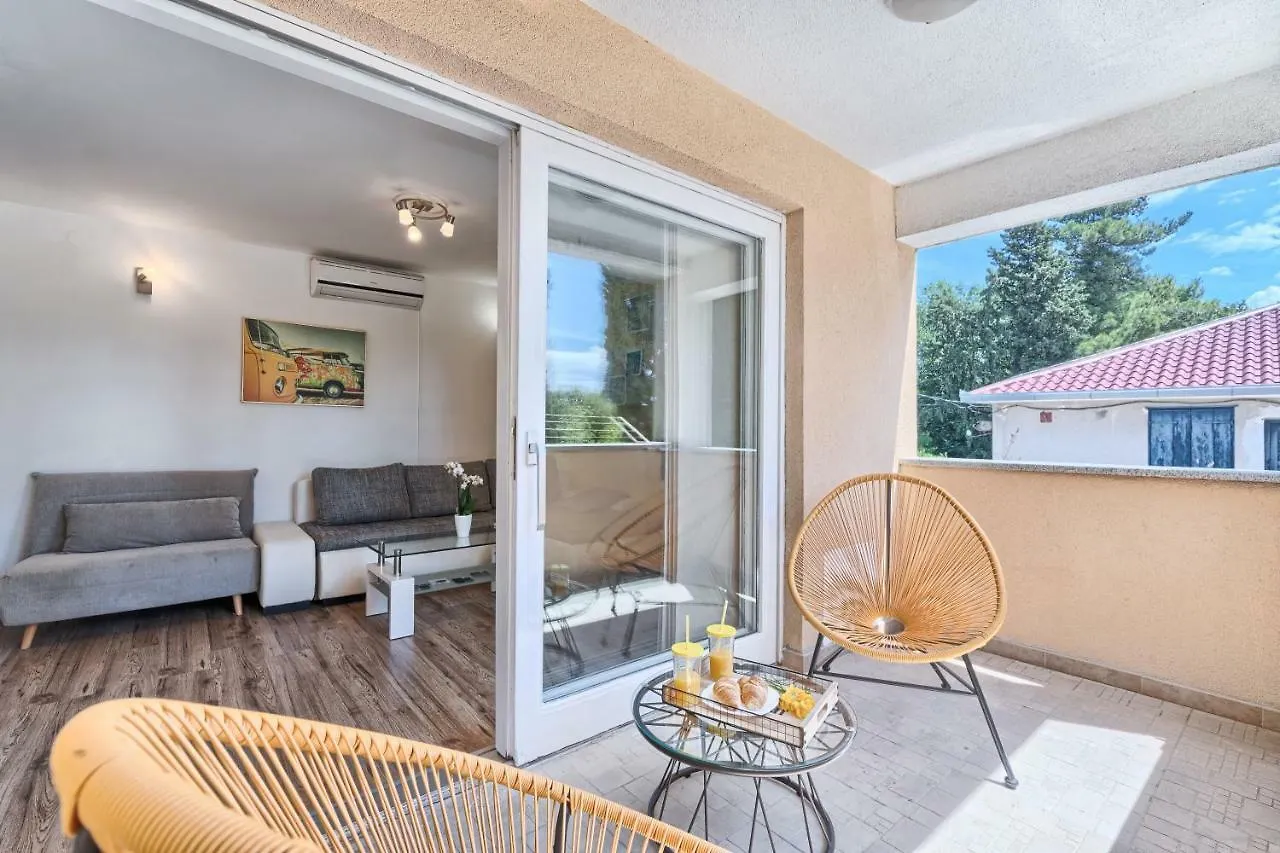 Apartments Mestrovic With Heated Swiming Pool- Near Split Kastela