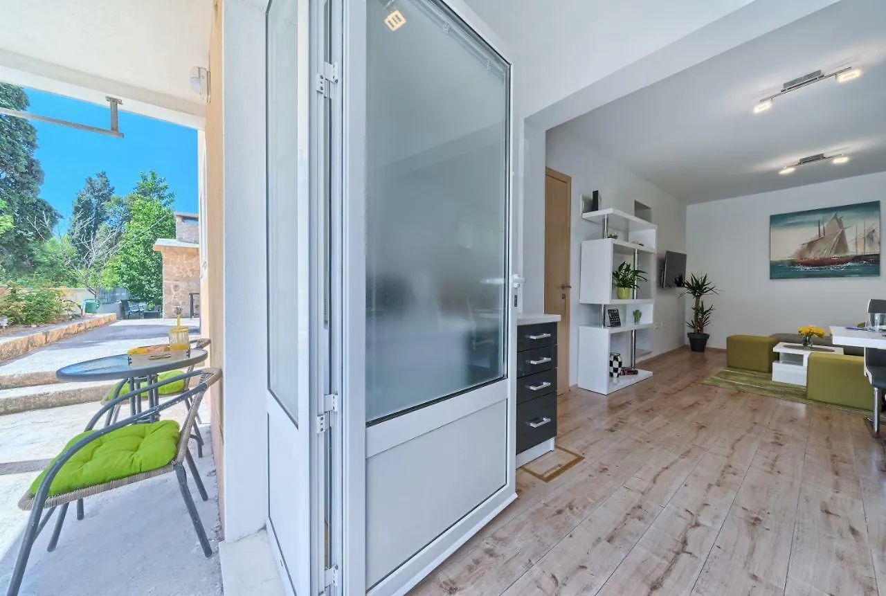 Apartments Mestrovic With Heated Swiming Pool- Near Split Kastela