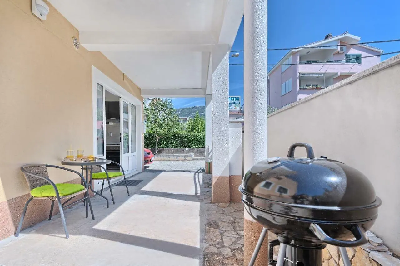 Apartments Mestrovic With Heated Swiming Pool- Near Split Kastela